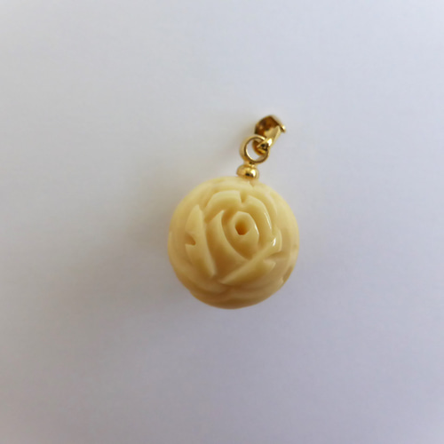 マッコウクジラ歯 薔薇の彫刻玉 ペンタントトップ（ゴールド
