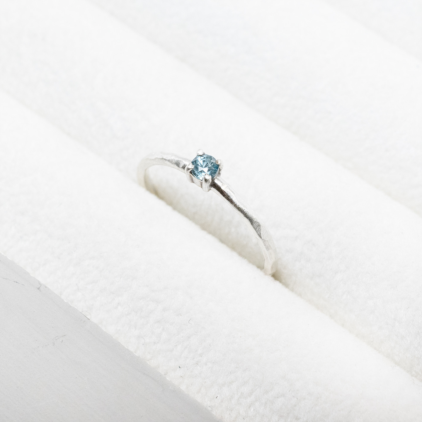 つや消し槌目 ブルージルコン ラウンド3mm シルバープレーンリング 1.5mm幅 マットハンマー｜1067