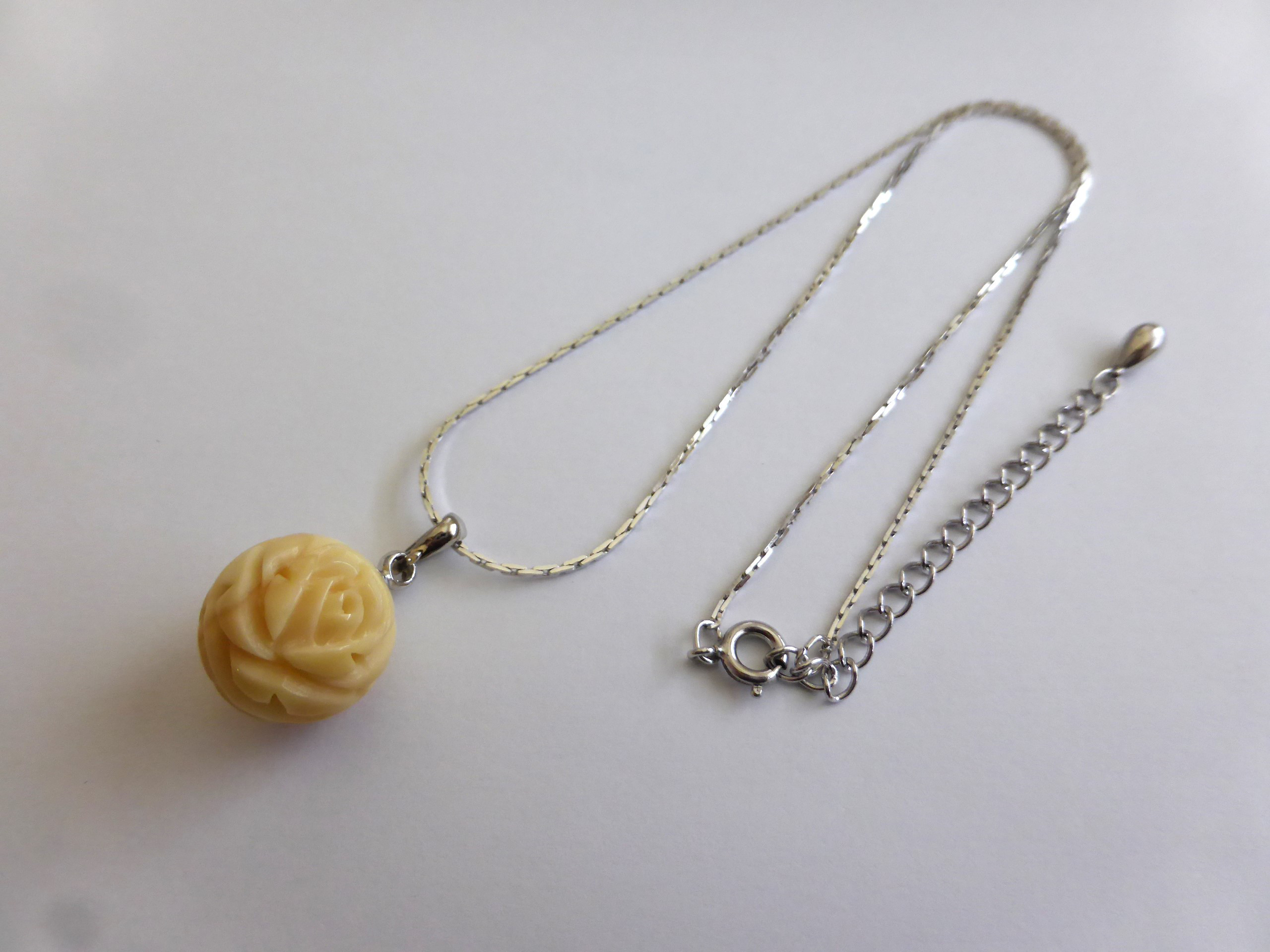 マッコウクジラ歯　薔薇の彫刻玉 ペンタントトップ（シルバー）