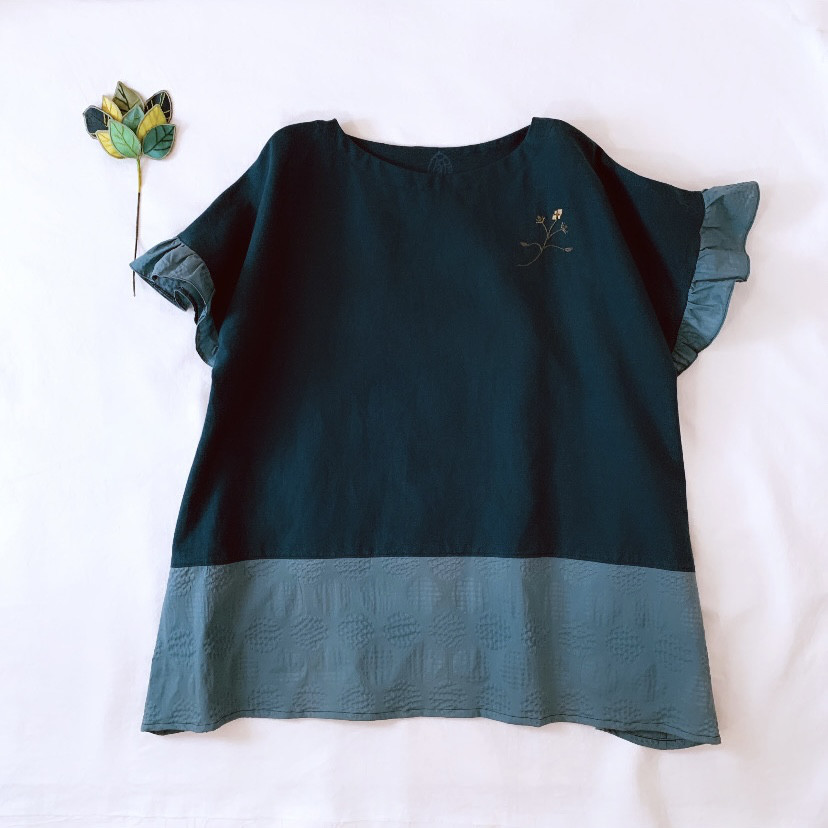 【柔らか綿麻】フリル袖チュニック/ワンポイント 手刺繍/ピーコックグリーン【くが屋】