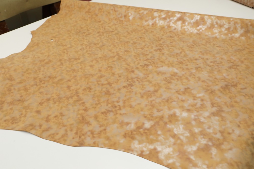 【Creema限定SALE！！】《 国産牛革 》 まだらな箔＆プリントの牛革（ステア）　ベージュ