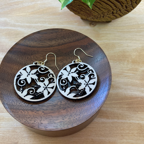 軽い、木のピアス 「花弁」ハンドメイド ウッドピアス ピアス（フック 