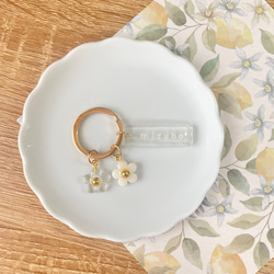 【名入れ】クリア ネームキーホルダー【ダブルフラワー】ネームタグ ネームプレート 席札 出産祝い 名前入り 推し活 2枚目の画像