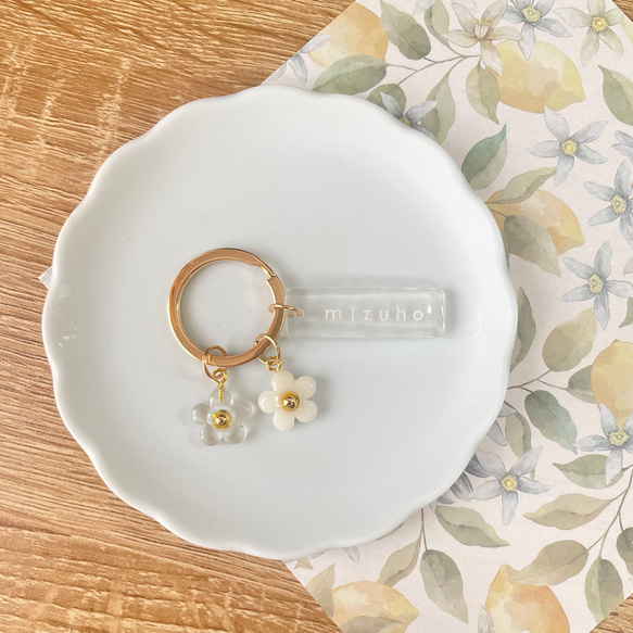 【名入れ】クリア ネームキーホルダー【ダブルフラワー】ネームタグ ネームプレート 席札 出産祝い 名前入り 推し活 2枚目の画像