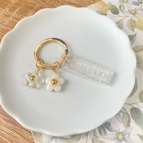 【名入れ】クリア ネームキーホルダー【ダブルフラワー】ネームタグ ネームプレート 席札 出産祝い 名前入り 推し活 1枚目の画像