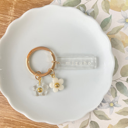 【名入れ】クリア ネームキーホルダー【ダブルフラワー】ネームタグ ネームプレート 席札 出産祝い 名前入り 推し活 3枚目の画像