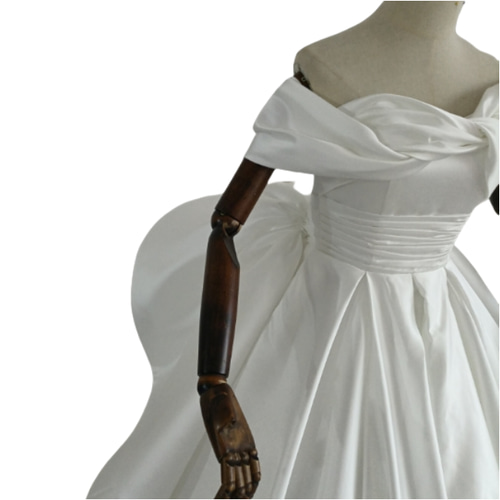 ウエディングドレス デザイン感 プリンセスライン オフショルダー 豪華  