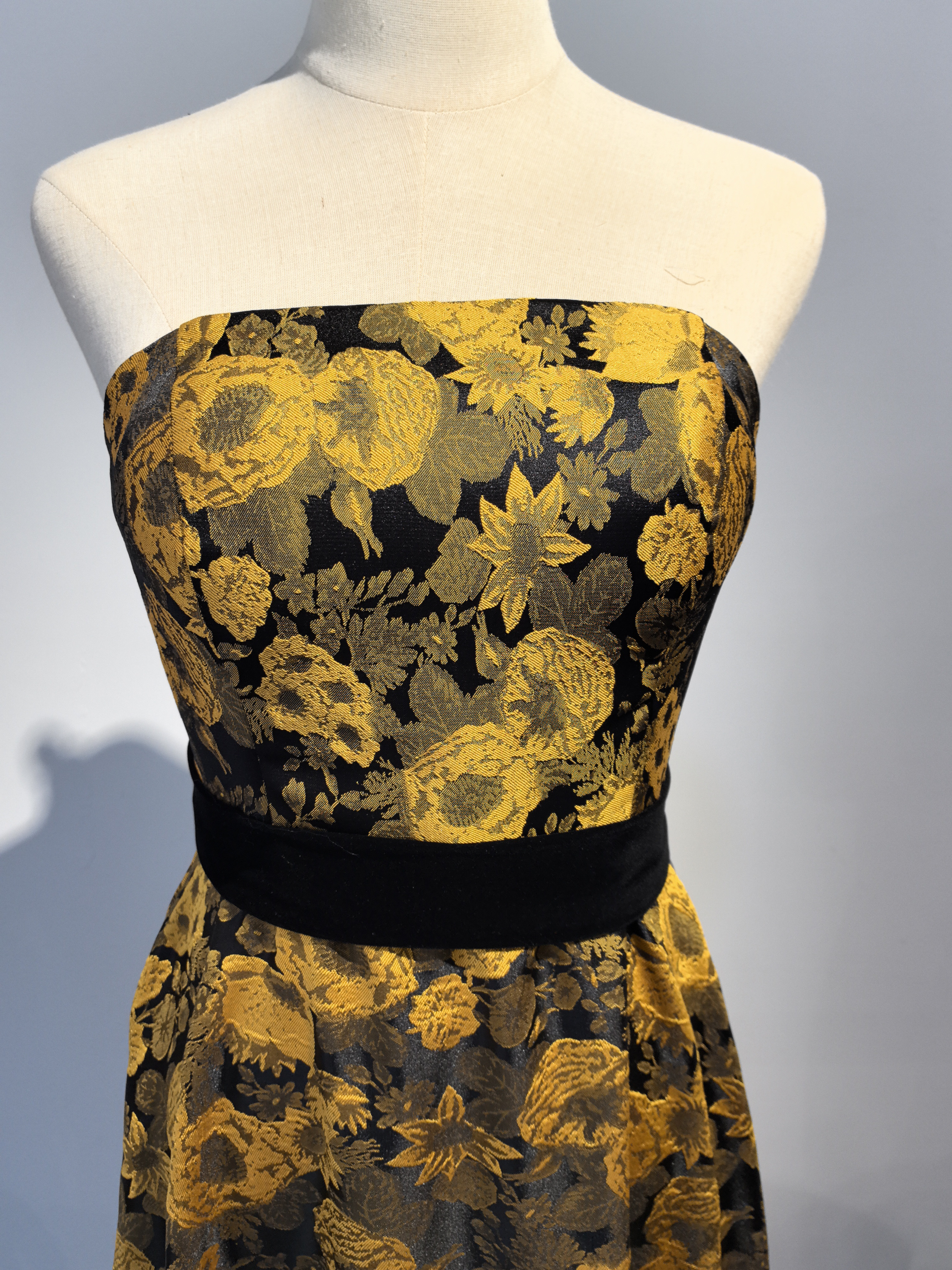 カラフルな花柄とテクスチャーが魅力的！ベアトップ  デザインのウェディング/パーティードレス/花嫁/演奏会/演奏会/