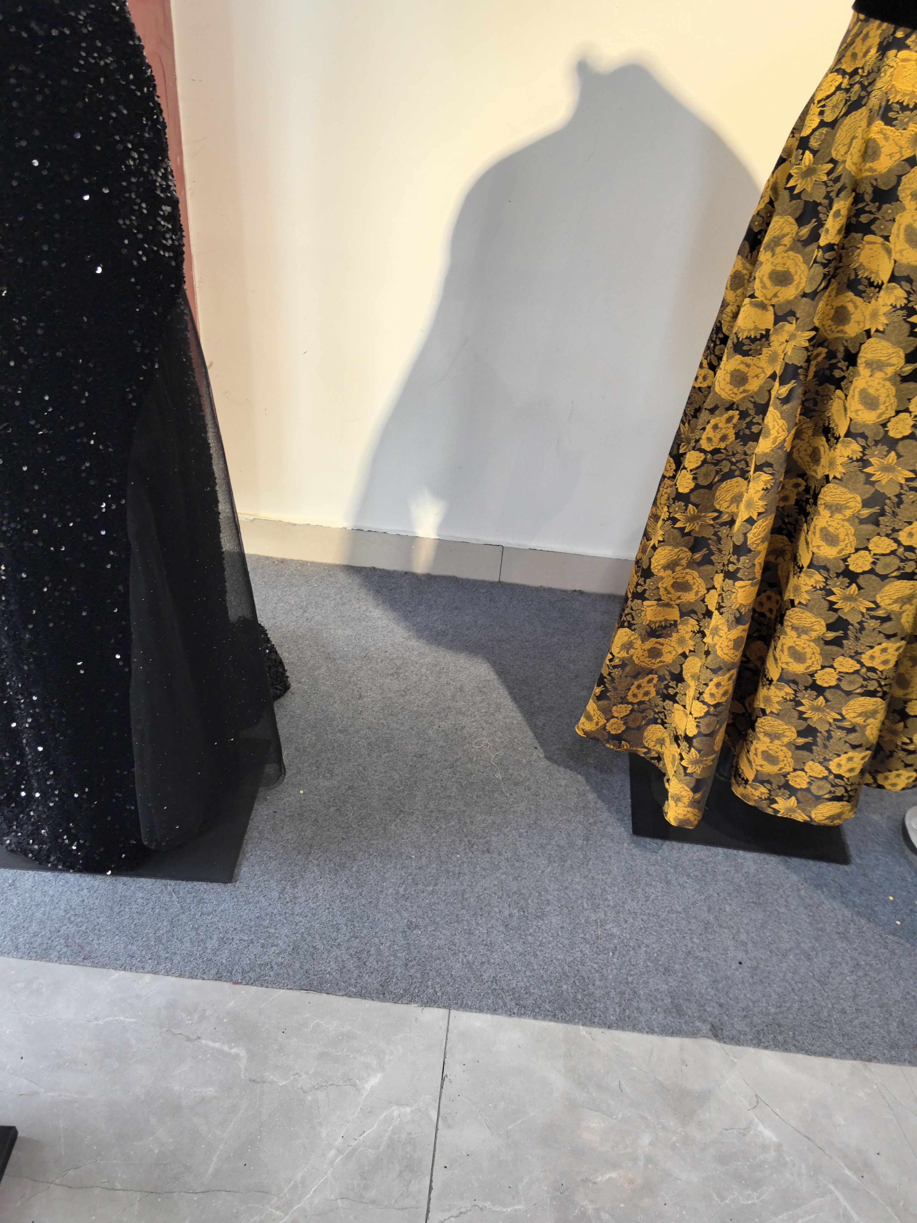 カラフルな花柄とテクスチャーが魅力的！ベアトップ  デザインのウェディング/パーティードレス/花嫁/演奏会/演奏会/