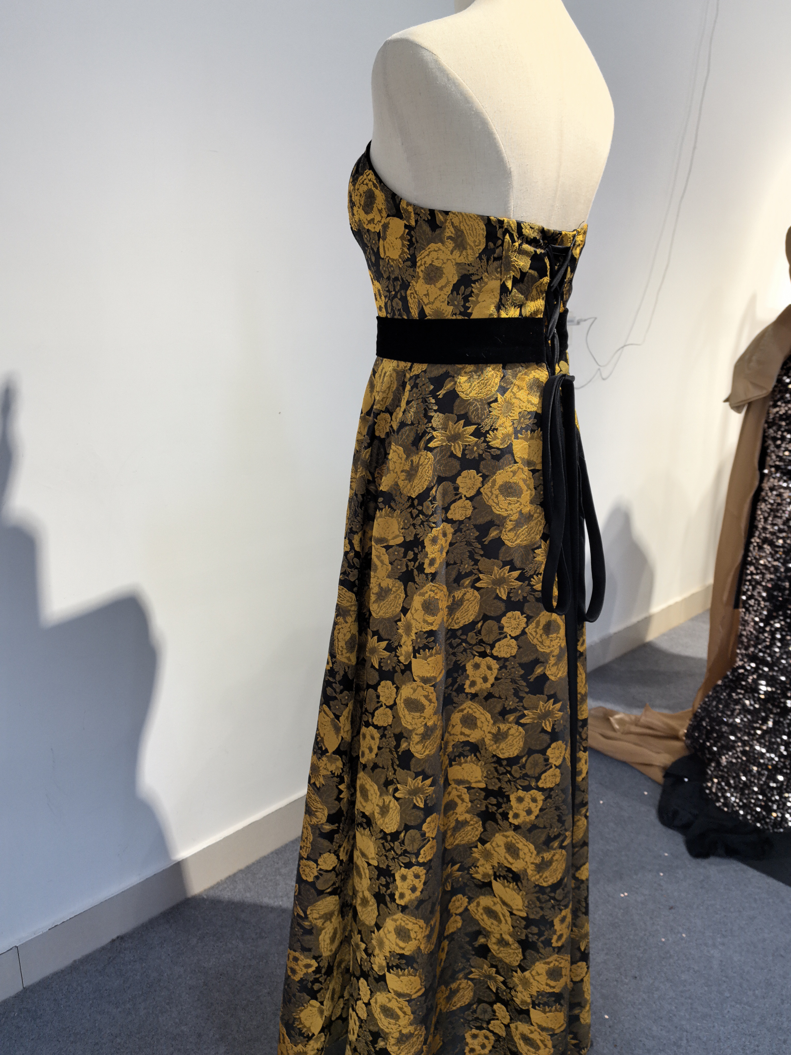 カラフルな花柄とテクスチャーが魅力的！ベアトップ  デザインのウェディング/パーティードレス/花嫁/演奏会/演奏会/