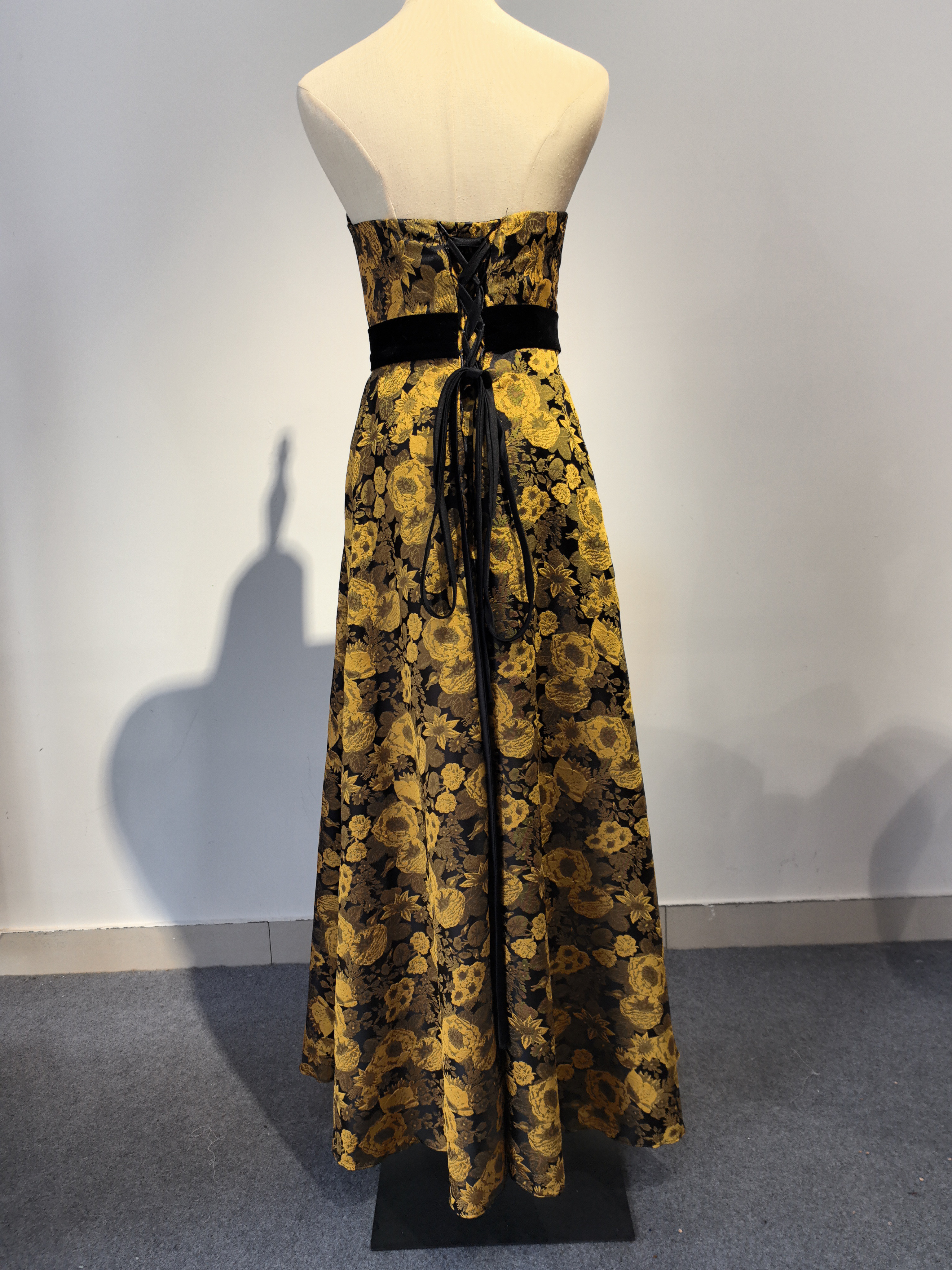 カラフルな花柄とテクスチャーが魅力的！ベアトップ  デザインのウェディング/パーティードレス/花嫁/演奏会/演奏会/