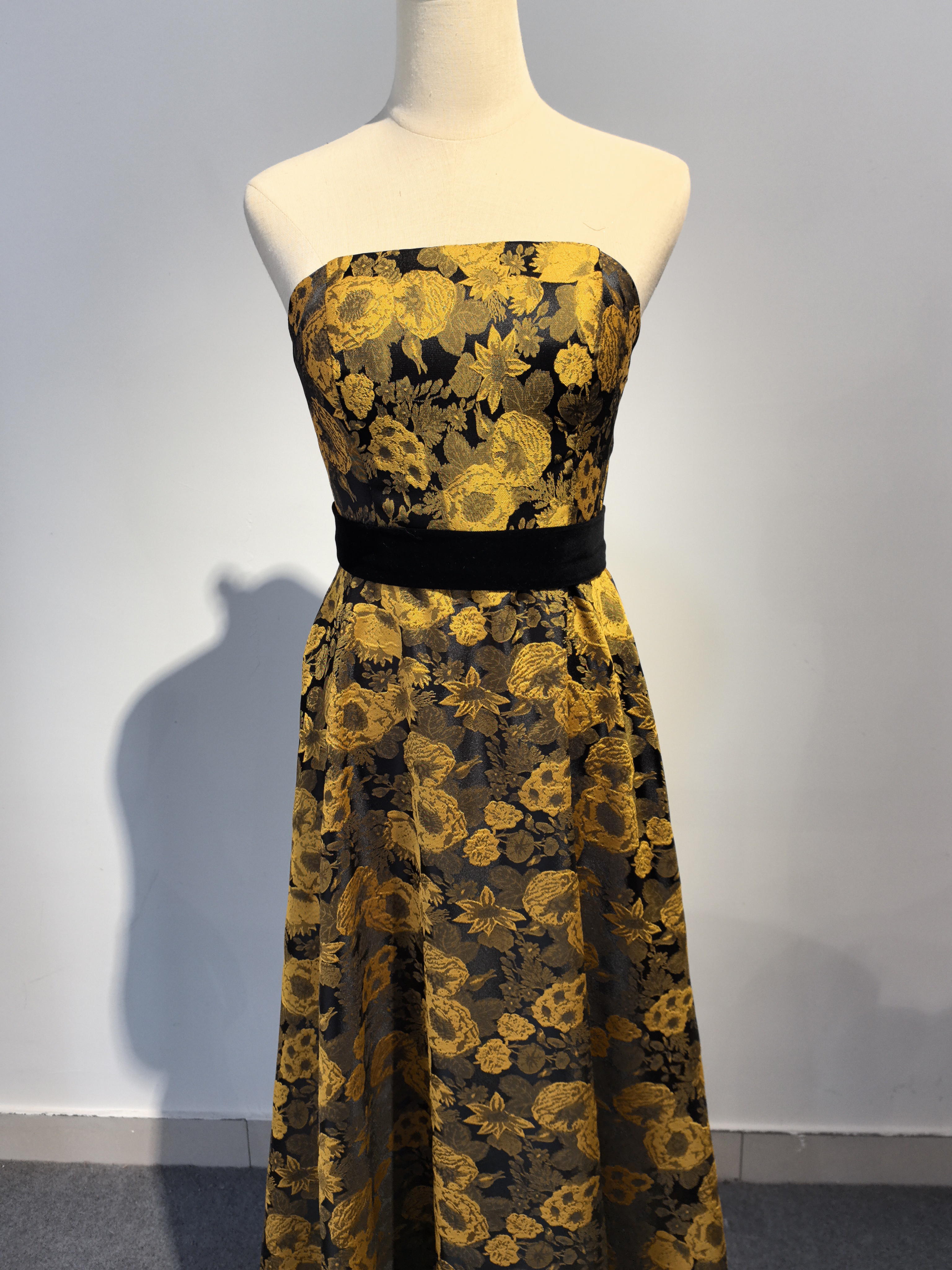 カラフルな花柄とテクスチャーが魅力的！ベアトップ  デザインのウェディング/パーティードレス/花嫁/演奏会/演奏会/