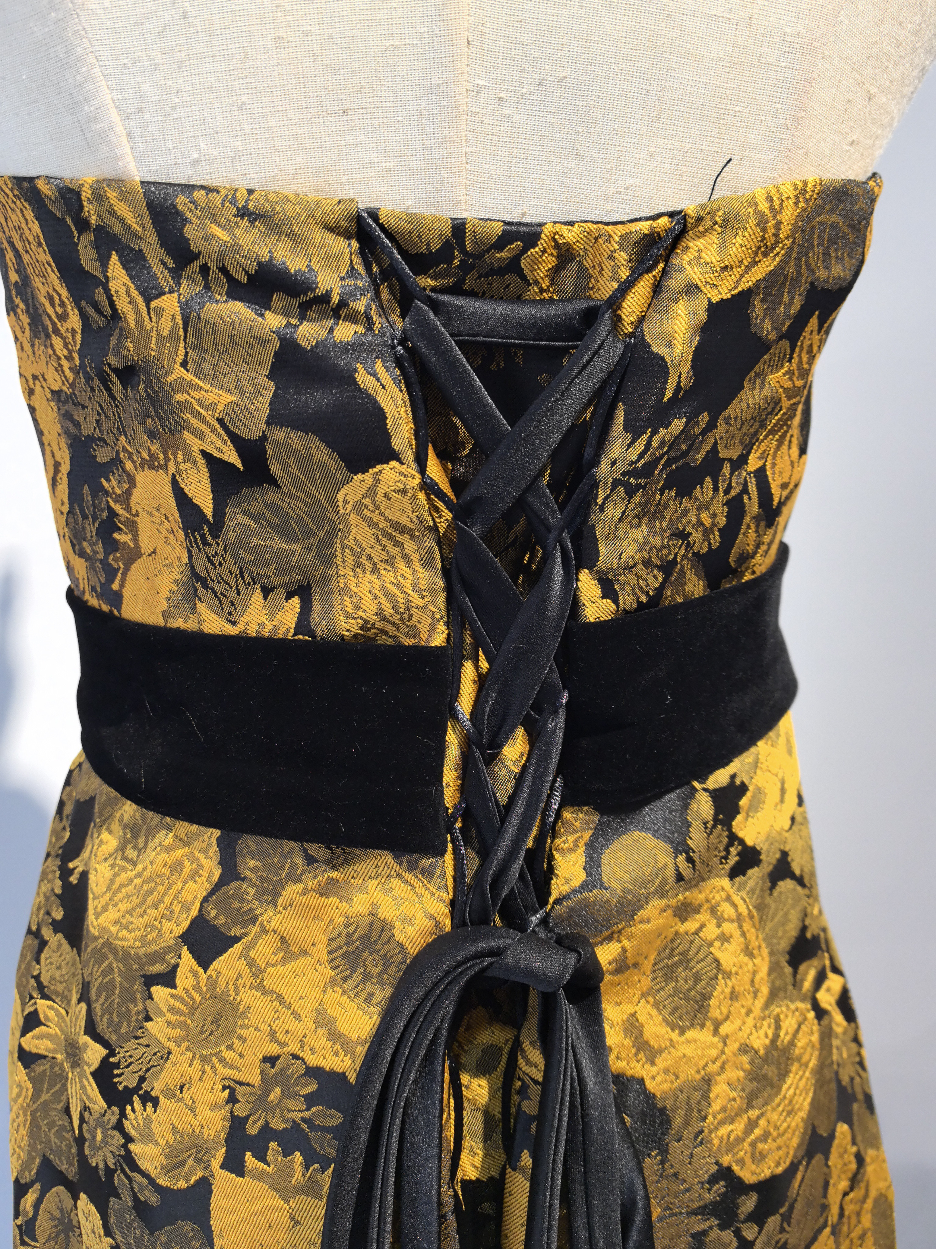 カラフルな花柄とテクスチャーが魅力的！ベアトップ  デザインのウェディング/パーティードレス/花嫁/演奏会/演奏会/