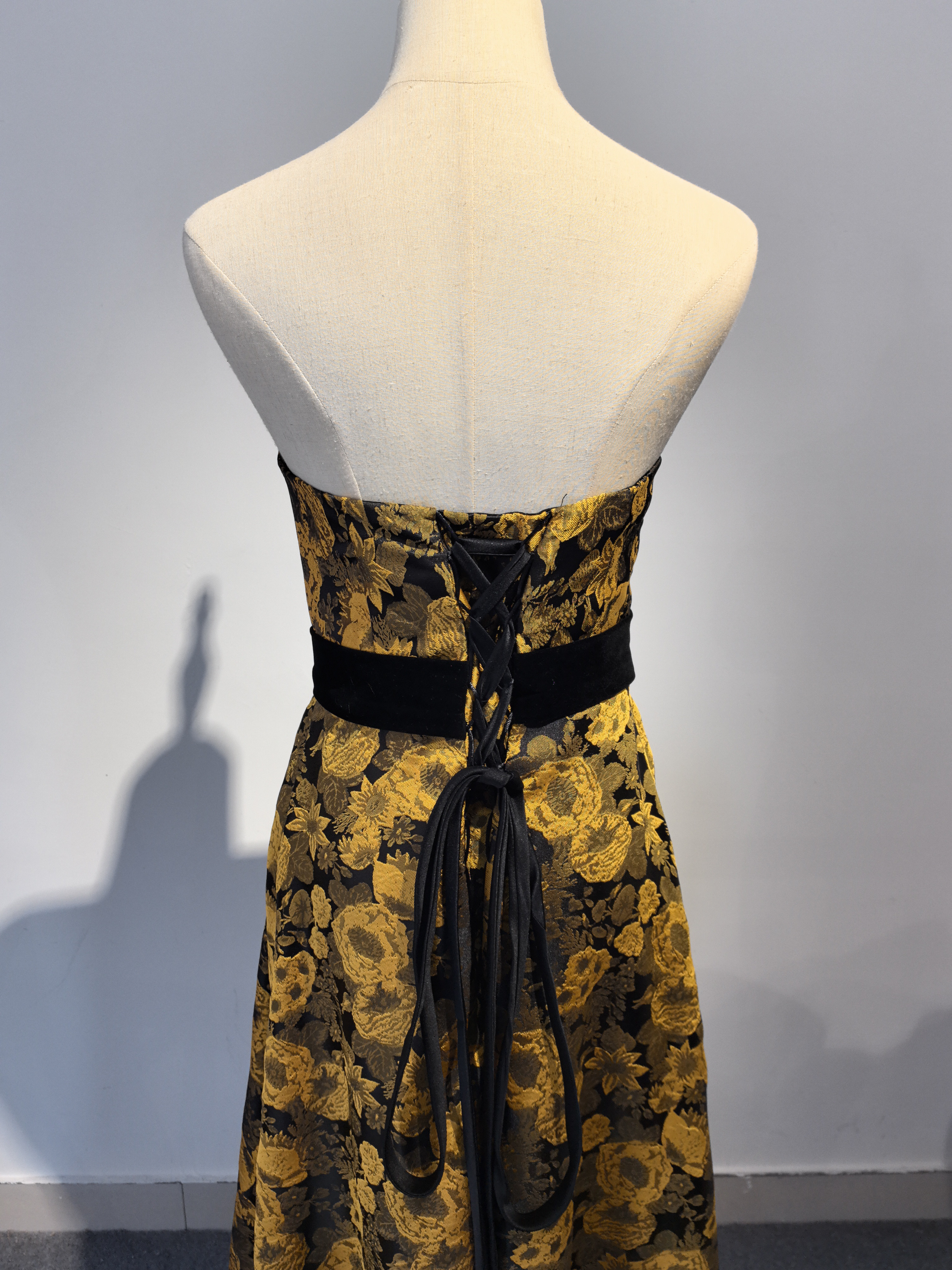 カラフルな花柄とテクスチャーが魅力的！ベアトップ  デザインのウェディング/パーティードレス/花嫁/演奏会/演奏会/