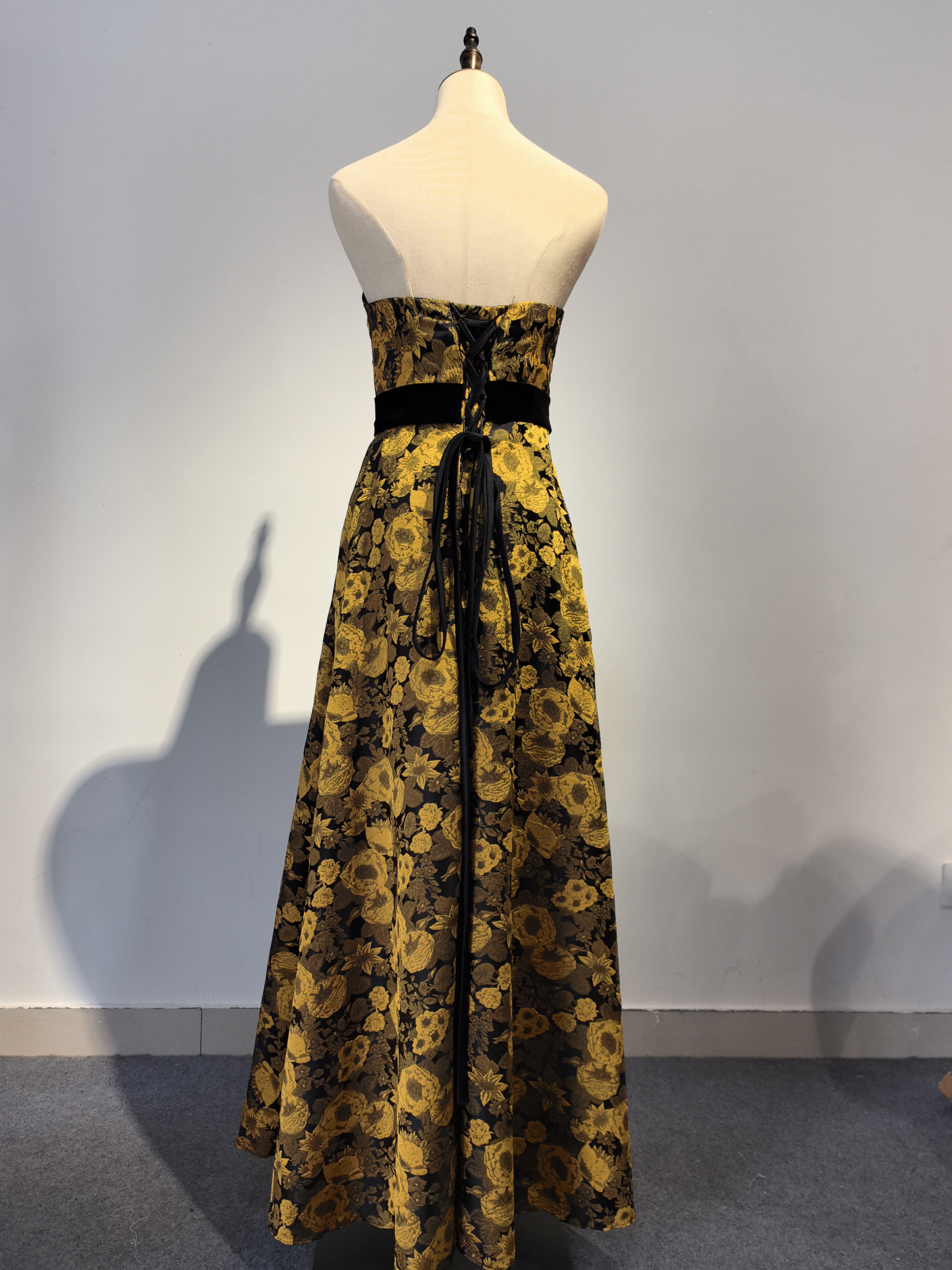 カラフルな花柄とテクスチャーが魅力的！ベアトップ  デザインのウェディング/パーティードレス/花嫁/演奏会/演奏会/