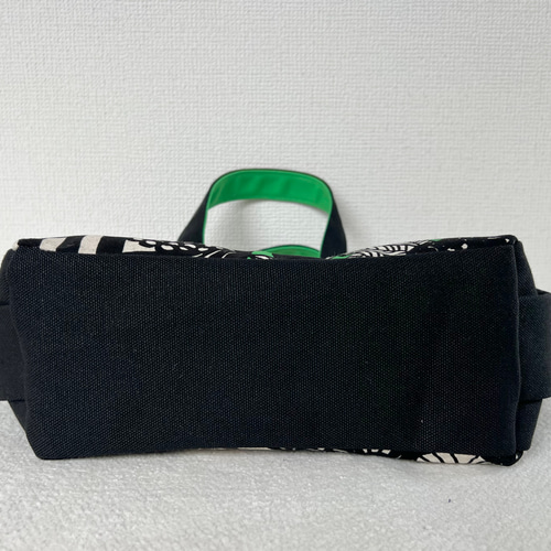 Sサイズ】黒＆緑 花柄 8号倉敷帆布使用 手提げバッグ 小さめバッグ