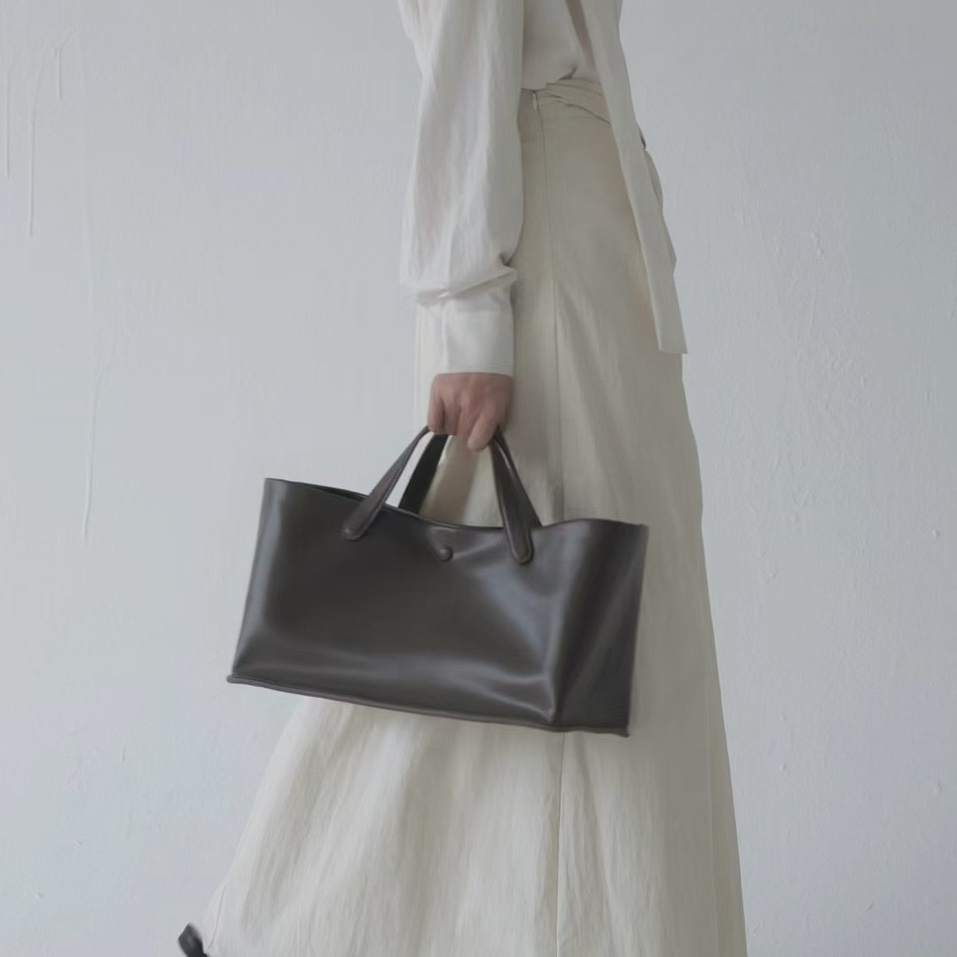 本革フレンチバッグカジュアル大容量通勤バッグ斜め掛けバッグトートバッグ。