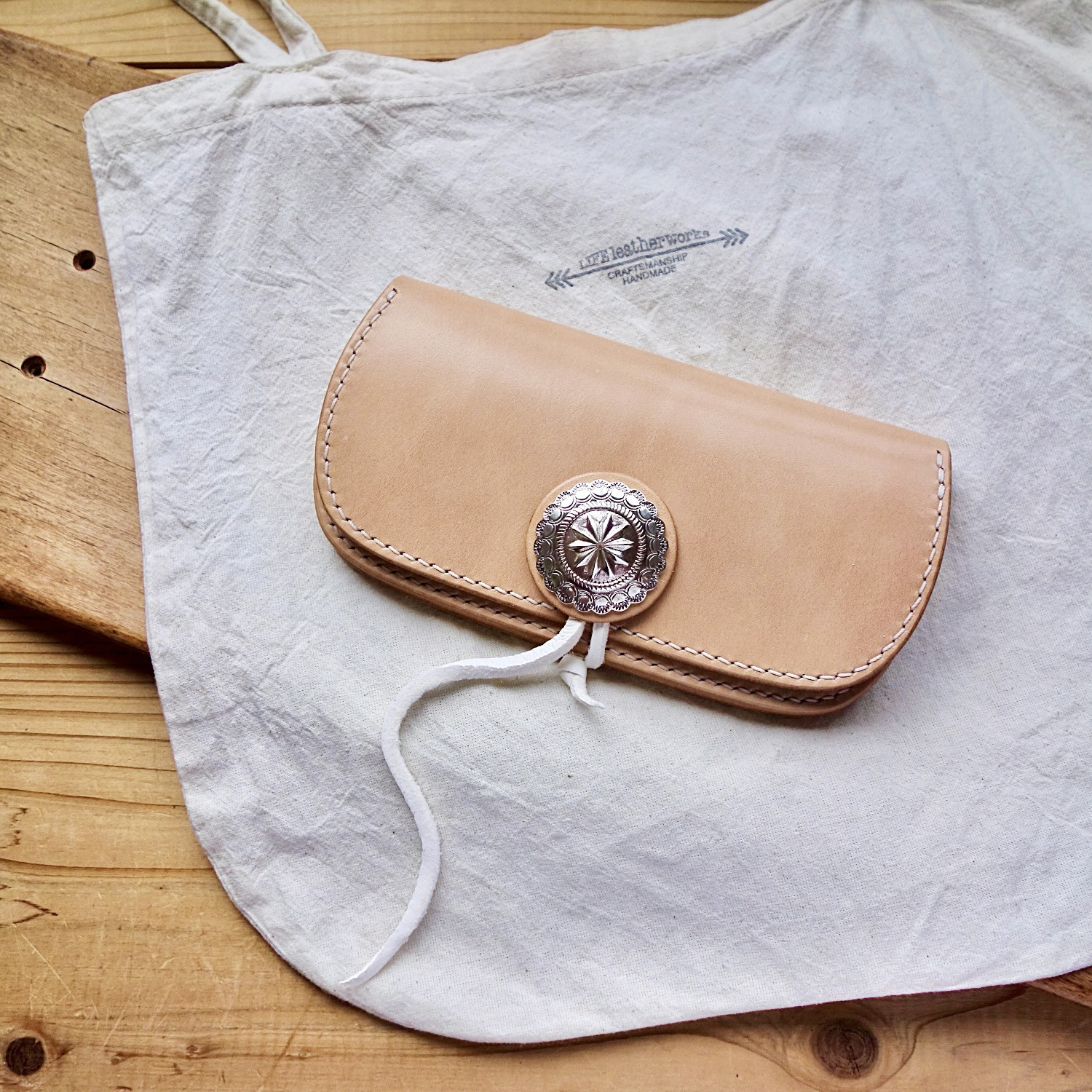 コンチョ巻きロングウォレット ヌメ革長財布 本革トラッカーウォレット