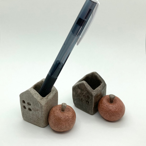 おうち型とりんごの珍しいデザインのペン立て 黒、グレー ペンスタンド