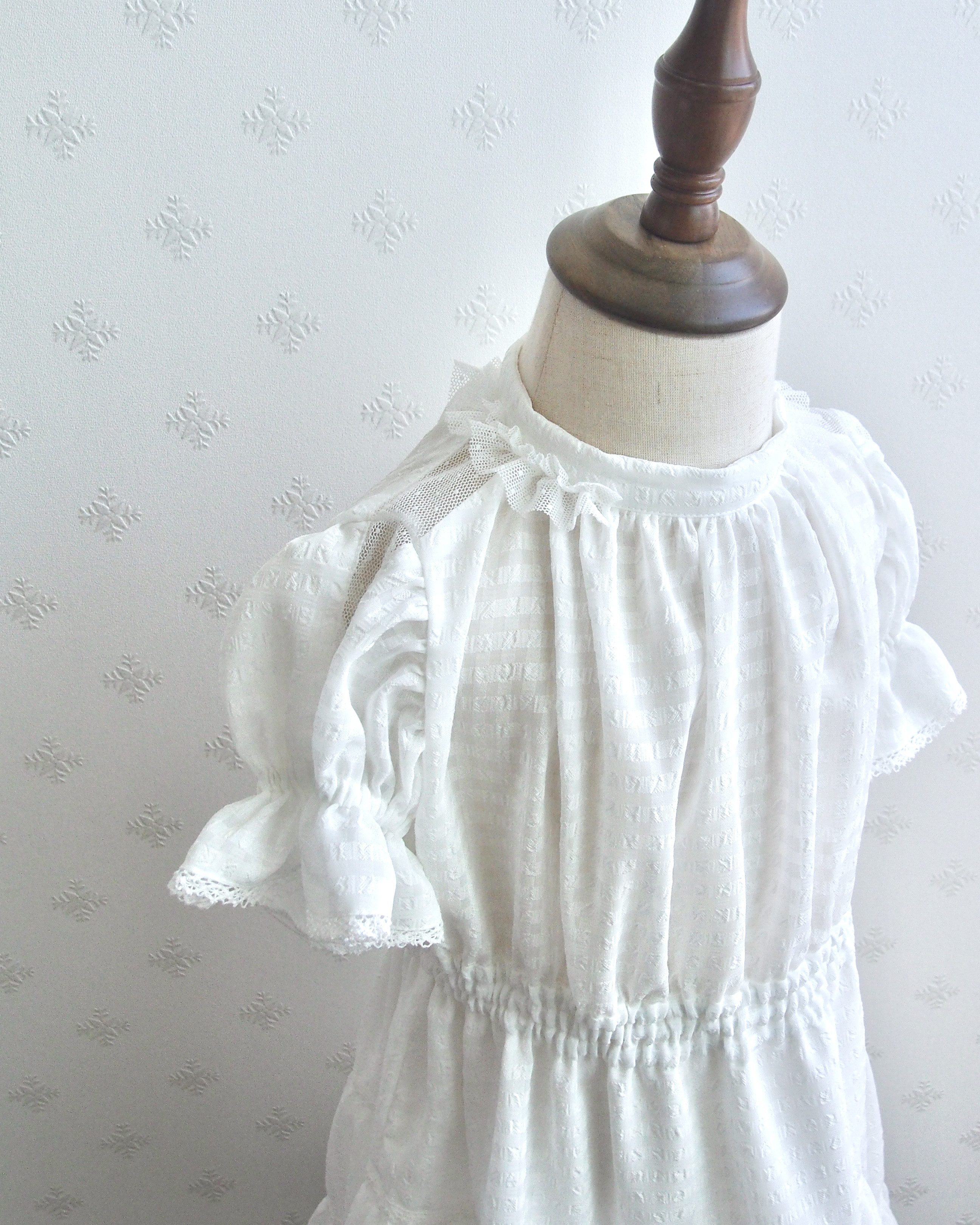 【 夏の女の子ワンピース 】フラワーワンピース｜白｜ギンガムチェック｜イーダちゃんの花｜接触冷感｜ティアードワンピース