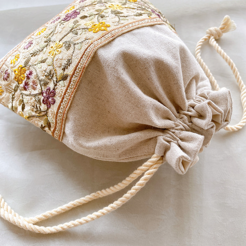 インド刺繍 リボン 巾着ポーチ 巾着袋 巾着 ホワイト×キルト生地