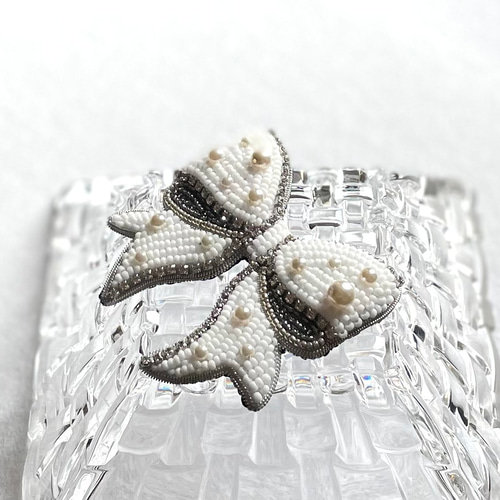 再販 ビーズ刺繍のブローチ -ホワイトリボンリボン-ribbon