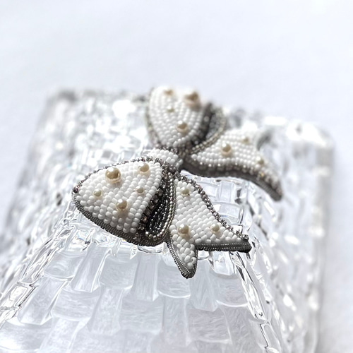 再販 ビーズ刺繍のブローチ -ホワイトリボンリボン-ribbon