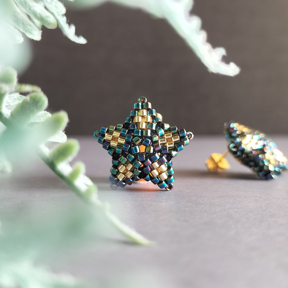 星のビーズピアス 玉虫色に輝くピアス・イヤリング 複雑な色の艶が 