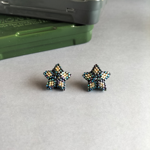星のビーズピアス 玉虫色に輝くピアス・イヤリング 複雑な色の艶が 