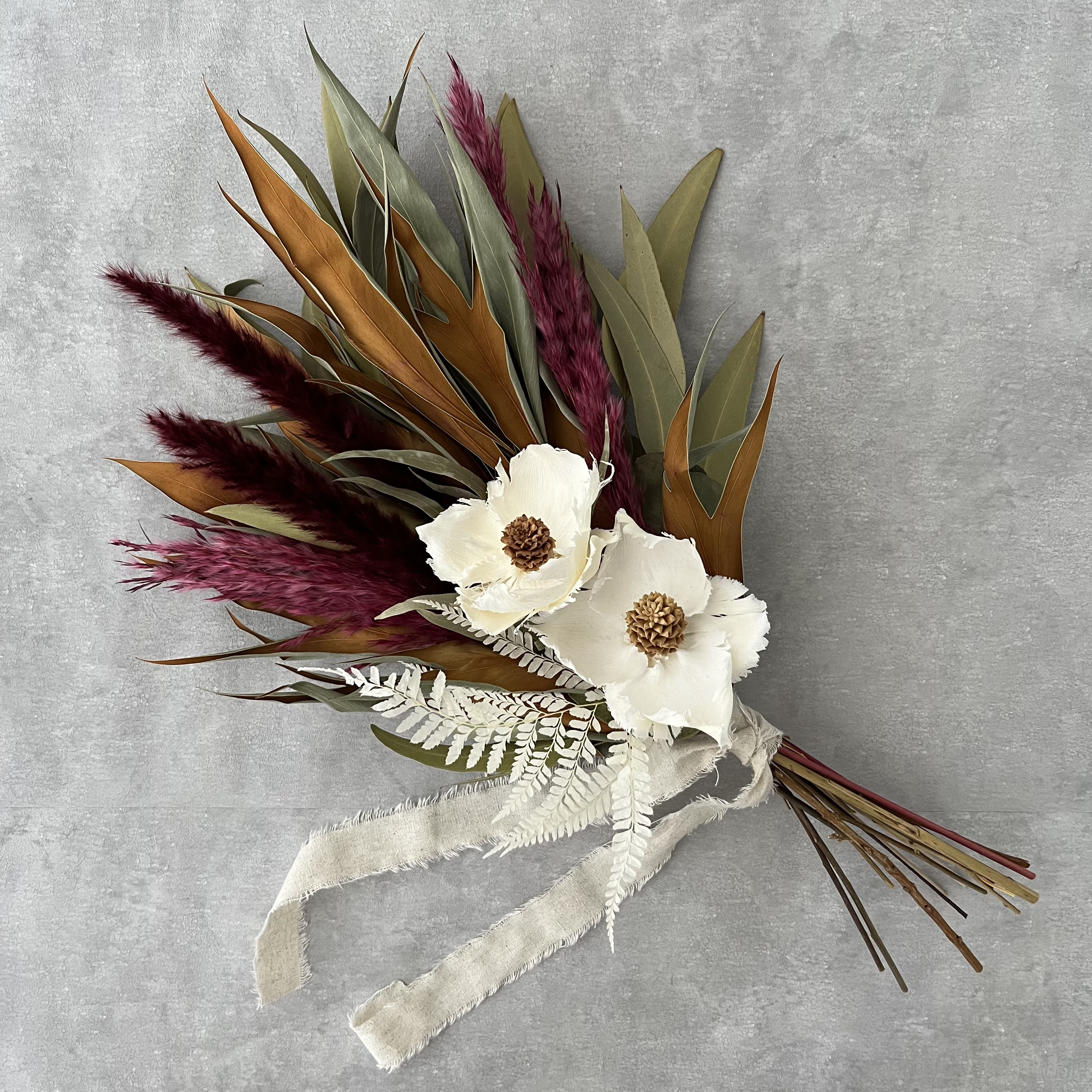 レッドホワイトのドライフラワーブーケ