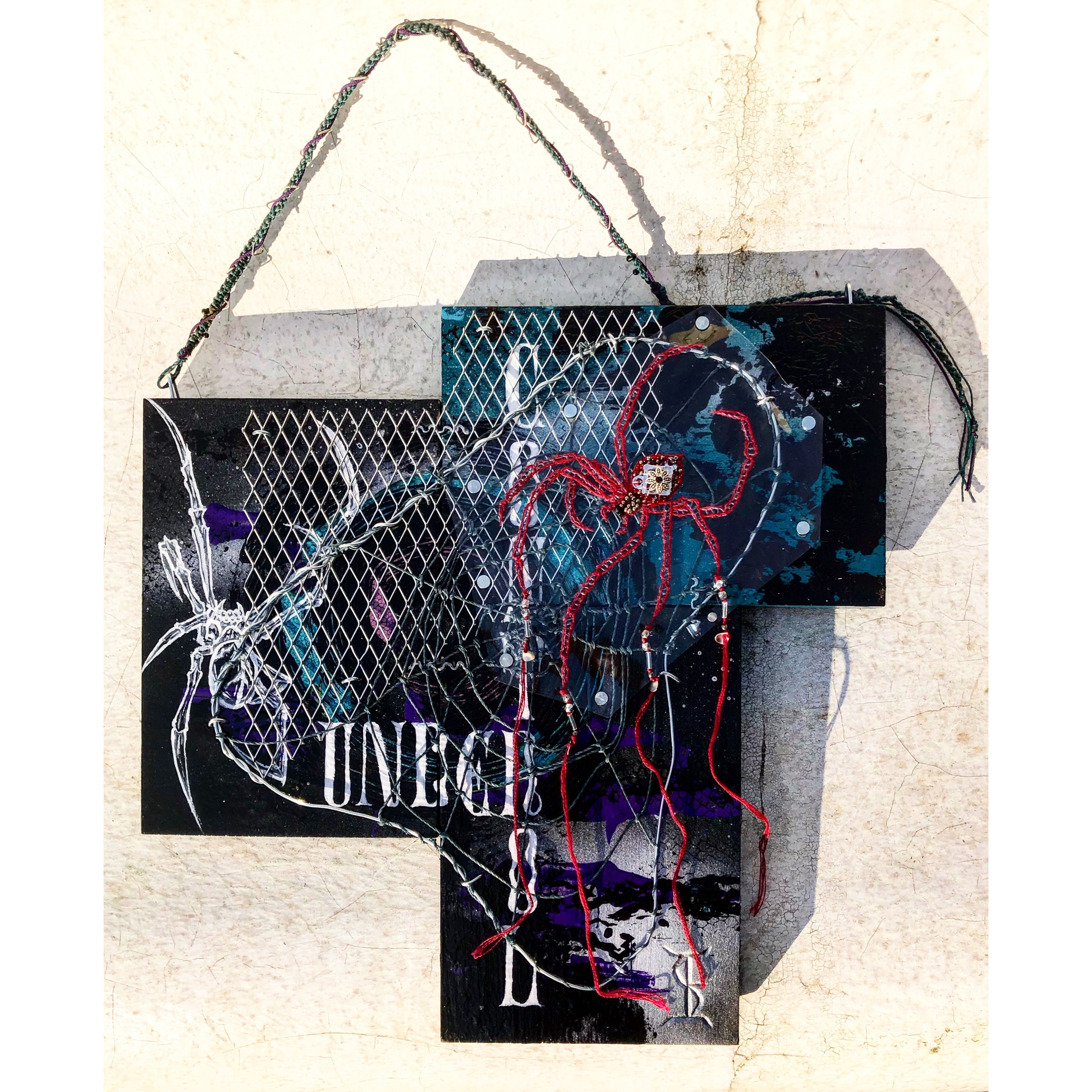 - UNDER CONTROL - 手刺繍 絵画 アート インテリア 壁掛け 蜘蛛 13,320円