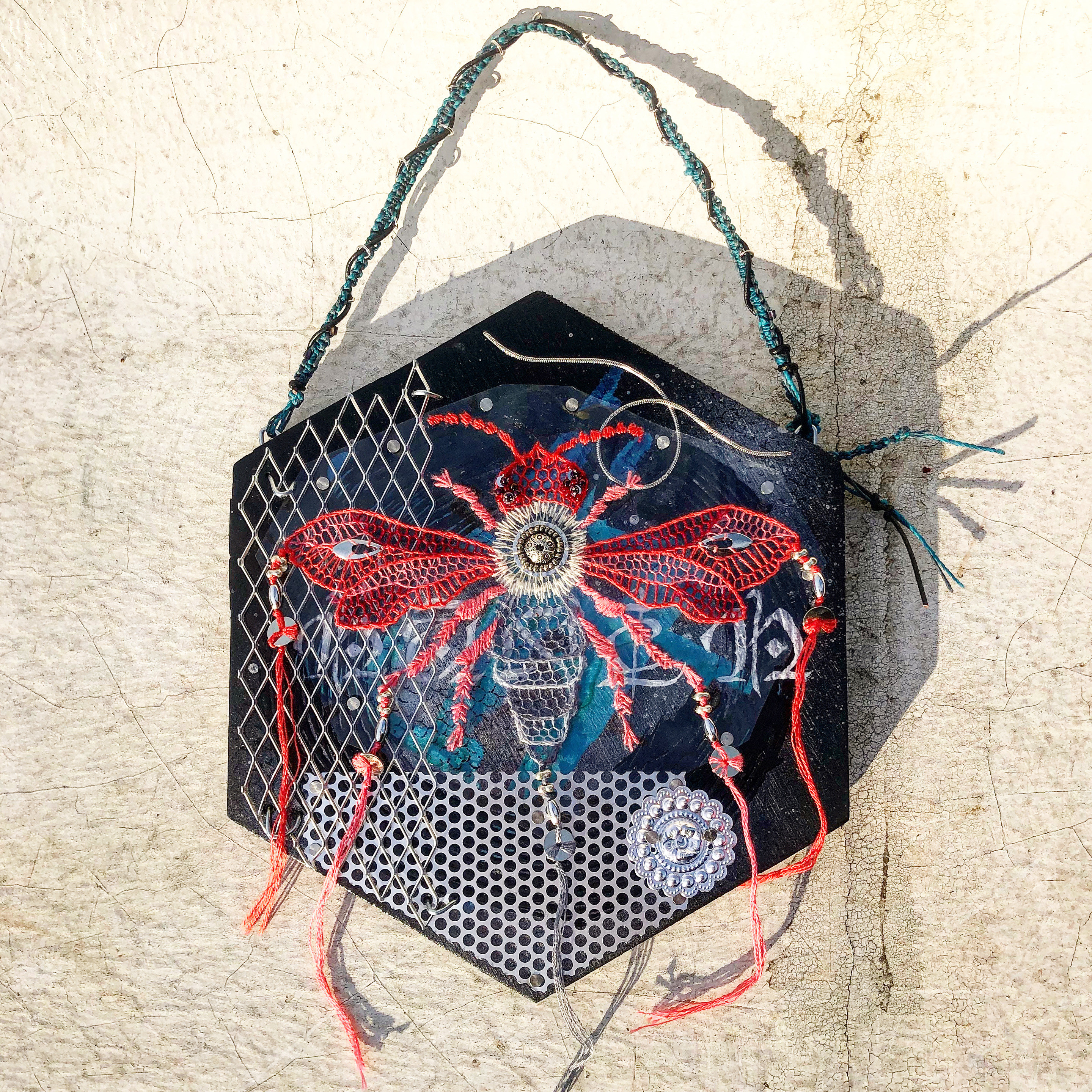 - HUNCH - 手刺繍 絵画 アート インテリア 壁掛け 蜂