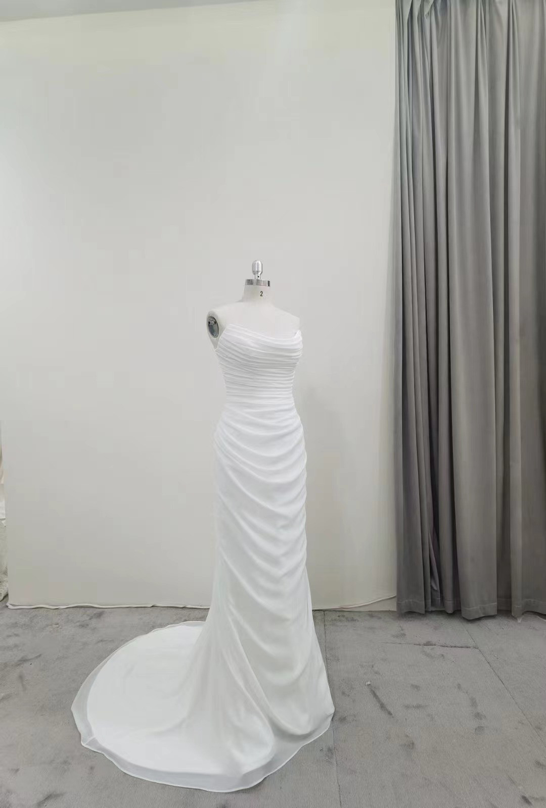 送料無料！ウェディングドレス スリット ベアトップ マーメイドライン  デザイン感  セクシー   ブライダル