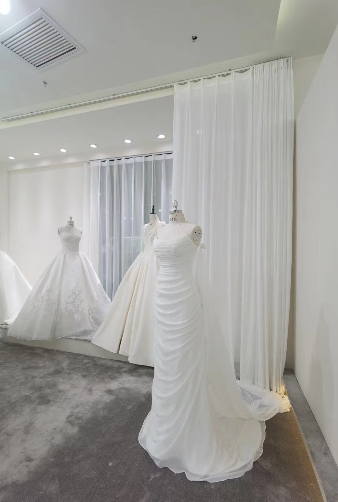 送料無料！ウェディングドレス スリット ベアトップ マーメイドライン  デザイン感  セクシー   ブライダル