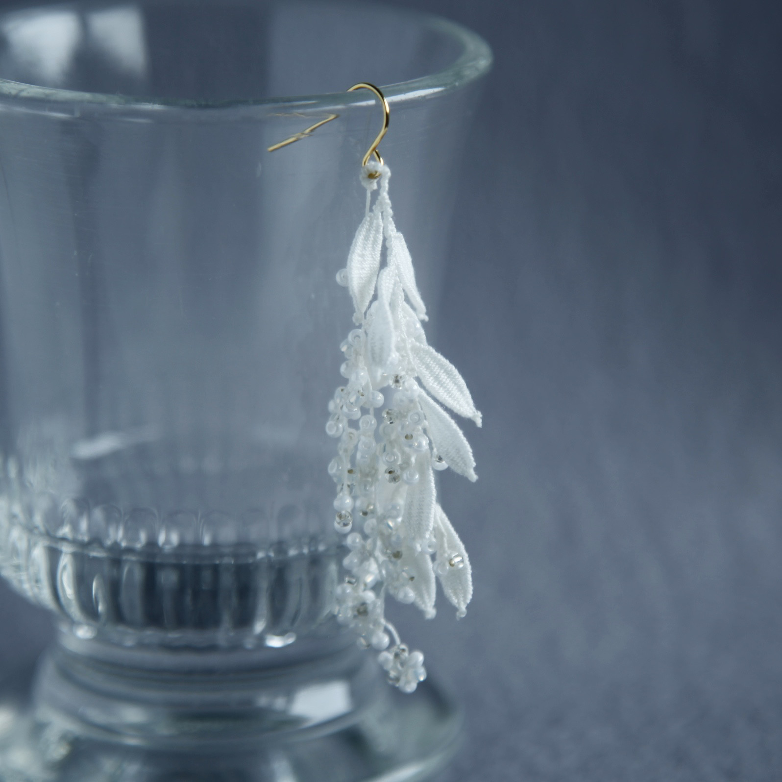 【片耳用】タティングレース×ビーズ　ボタニカルピアス　ホワイト　Lサイズ