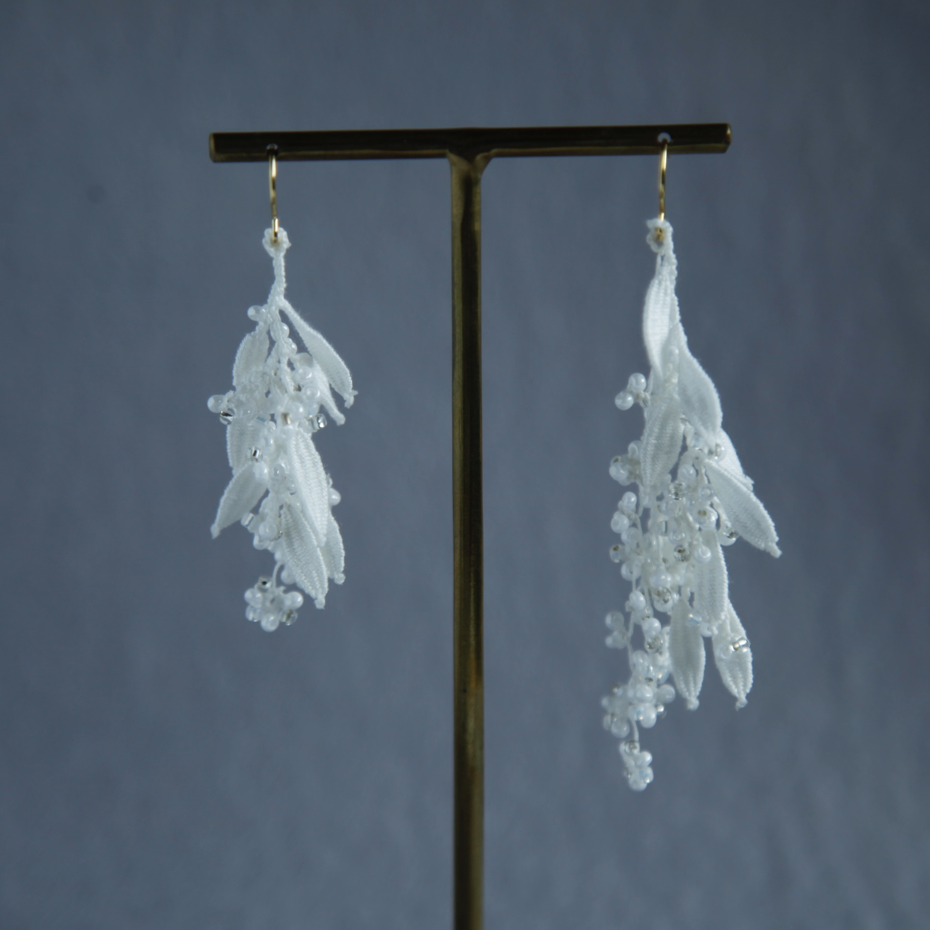 【片耳用】タティングレース×ビーズ　ボタニカルピアス　ホワイト　Lサイズ