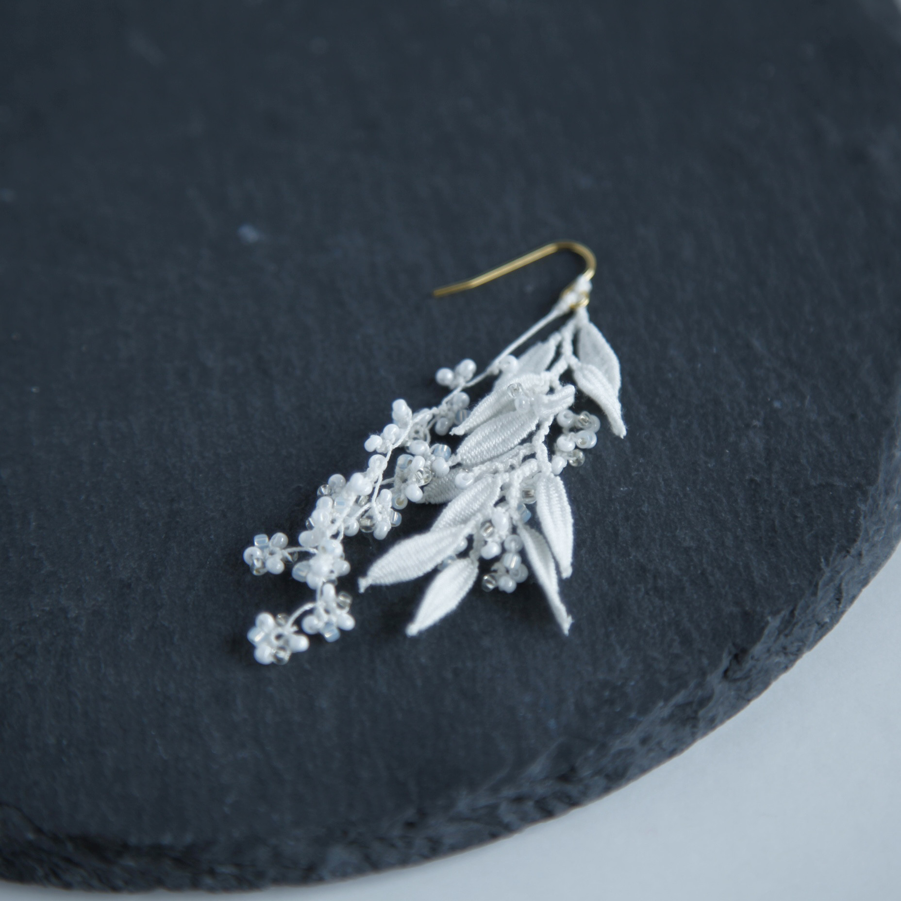 【片耳用】タティングレース×ビーズ　ボタニカルピアス　ホワイト　Lサイズ