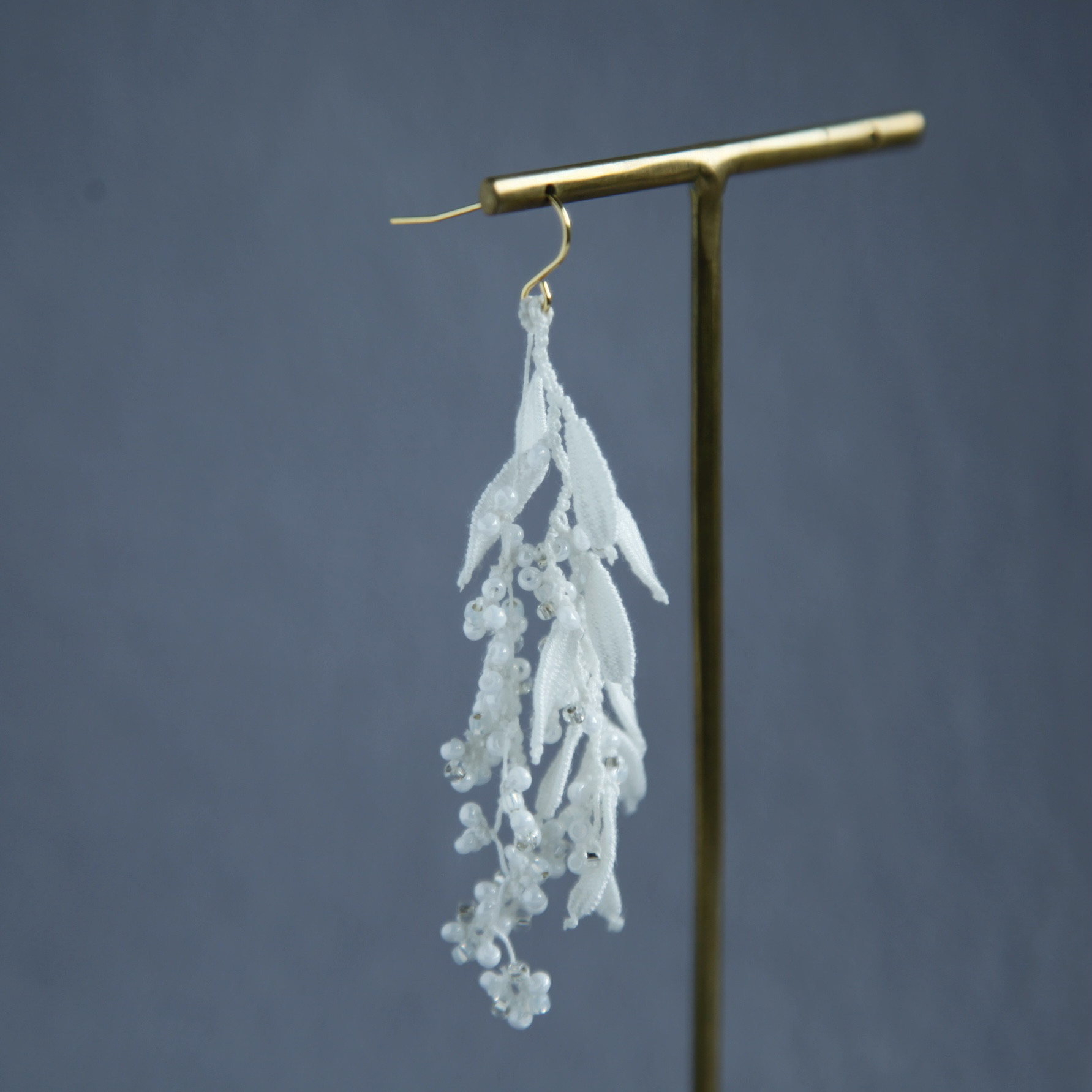 【片耳用】タティングレース×ビーズ　ボタニカルピアス　ホワイト　Lサイズ