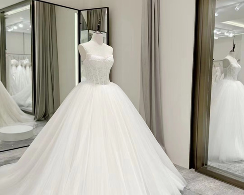 【美品】ウェディングドレス/Aライン/チュール/リボン/オーダーメイド 豪華！高級オーダーメイド可能 カラードレス ビジュー 美しい背後の