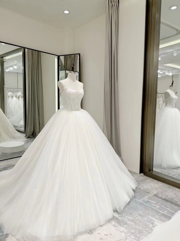 送料無料！ウェディングドレス Aライン チュールスカート 裾に繊細  