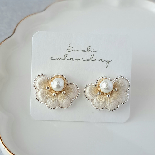 花びらの刺繍ピアス/イヤリング 〖黄色〗 ピアス（スタッド・一粒