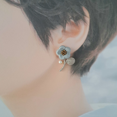一輪の花刺繍ピアス/イヤリング 〖水色〗 ピアス（スタッド・一