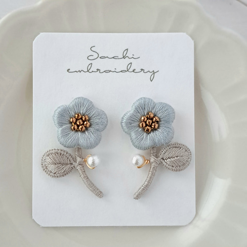 一輪の花刺繍ピアス/イヤリング 〖水色〗 ピアス（スタッド・一粒