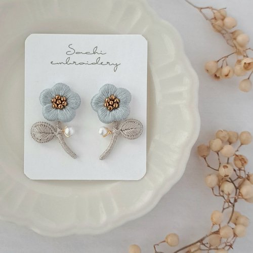 一輪の花刺繍ピアス/イヤリング 〖水色〗 ピアス（スタッド・一粒