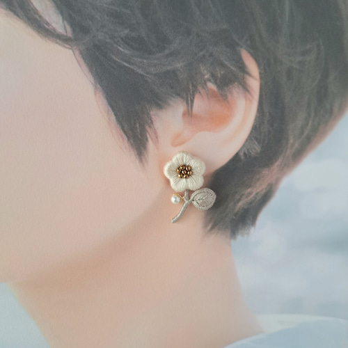 ハンドメイド イヤリング　ピアス花 一輪の花刺繍ピアス/イヤリング 〖エクリュ〗 ピアス（スタッド・一粒