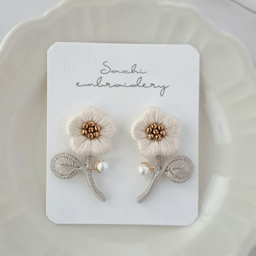 一輪の花刺繍ピアス/イヤリング 〖エクリュ〗 ピアス（スタッド・一粒