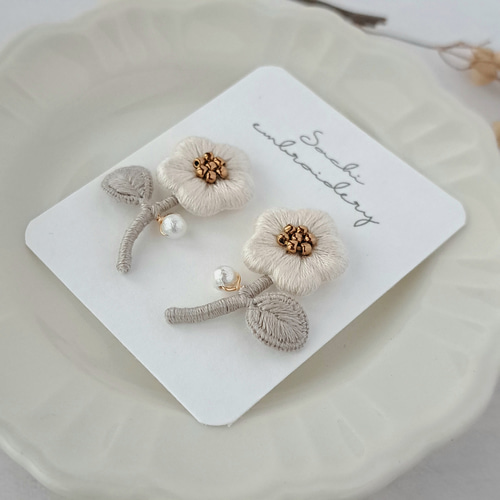 ハンドメイド イヤリング　ピアス花 一輪の花刺繍ピアス/イヤリング 〖エクリュ〗 ピアス（スタッド・一粒