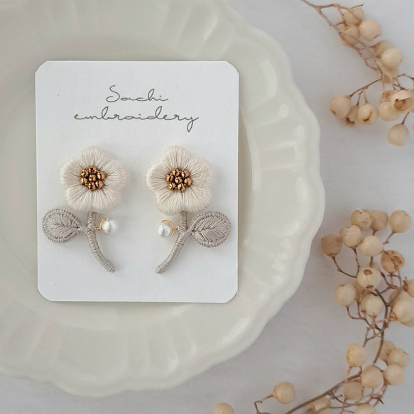一輪の花刺繍ピアス/イヤリング 〖エクリュ〗 ピアス（スタッド・一粒 