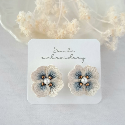 お花の立体刺繍ピアス/イヤリング 〖ブルー〗 ピアス（スタッド・一粒