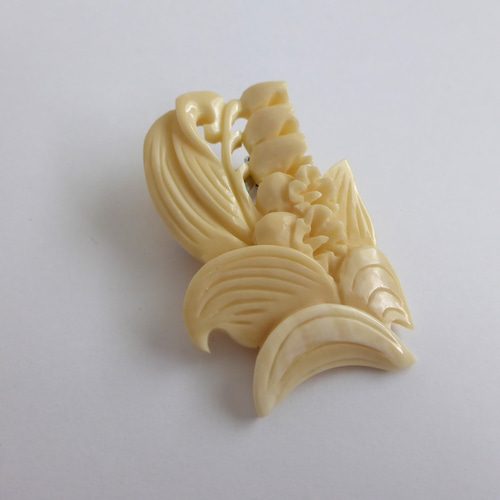 マッコウ鯨歯のブローチ「スズラン（大）」 ブローチ マテリアル